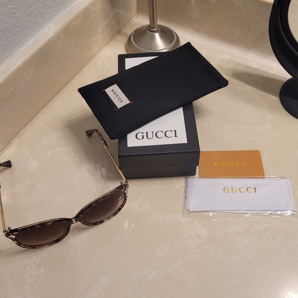 Gucci Black and Brown Tortoiseshell Sunglasses - Picture 3 of 11